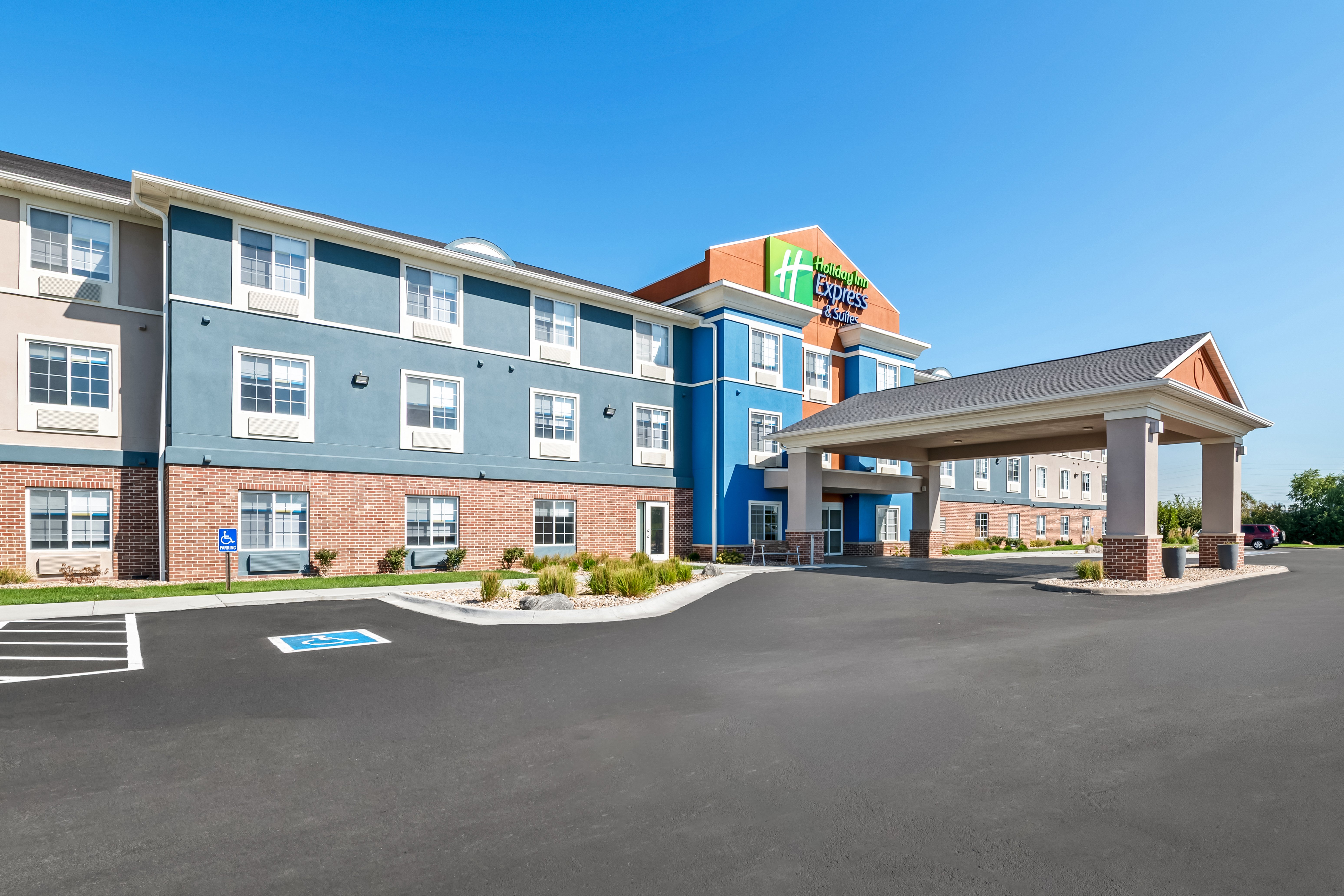Holiday Inn Express Hotel & Suites