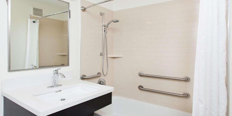 1 Queen Studio Suite Comm Mobility Accessible Tub