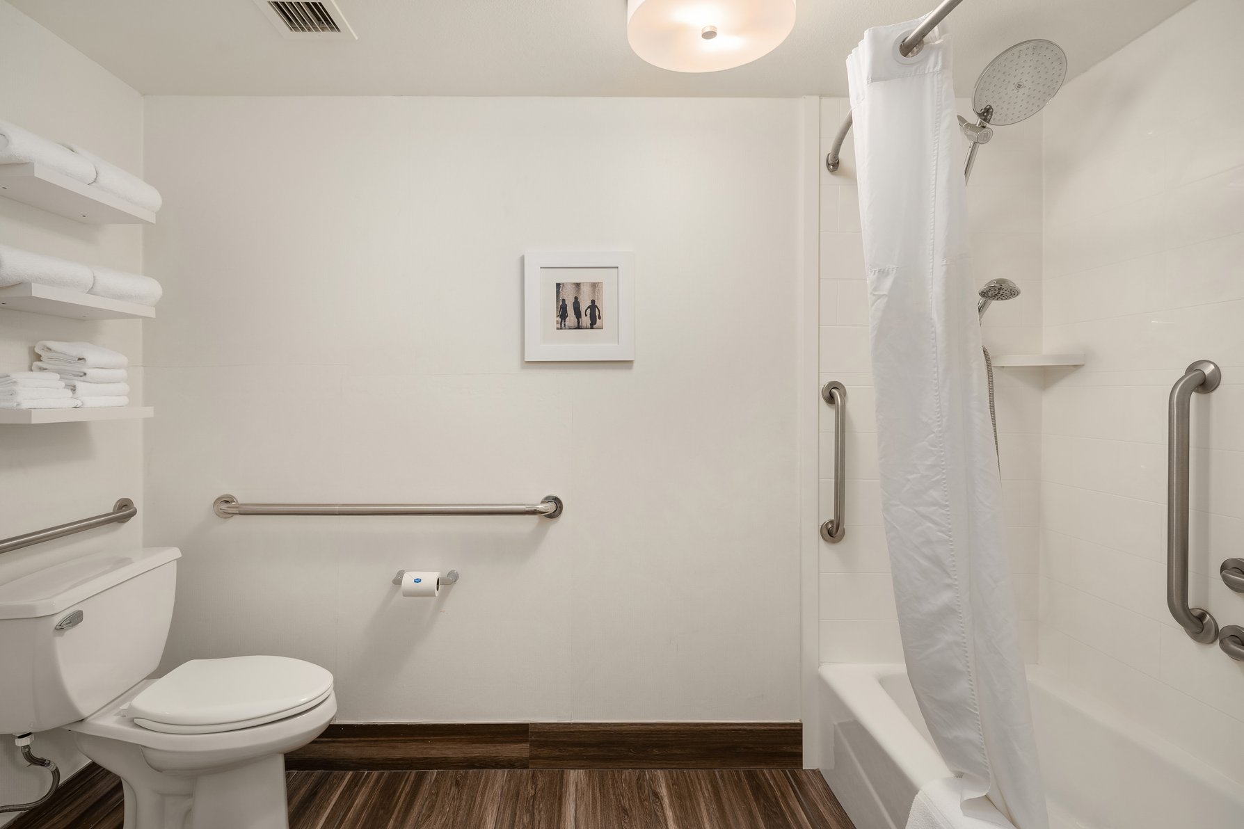 Hampton Inn & Suites Seattle North Lynnwood Room Type - 1KNG MOB HEAR ACC W TUB NS