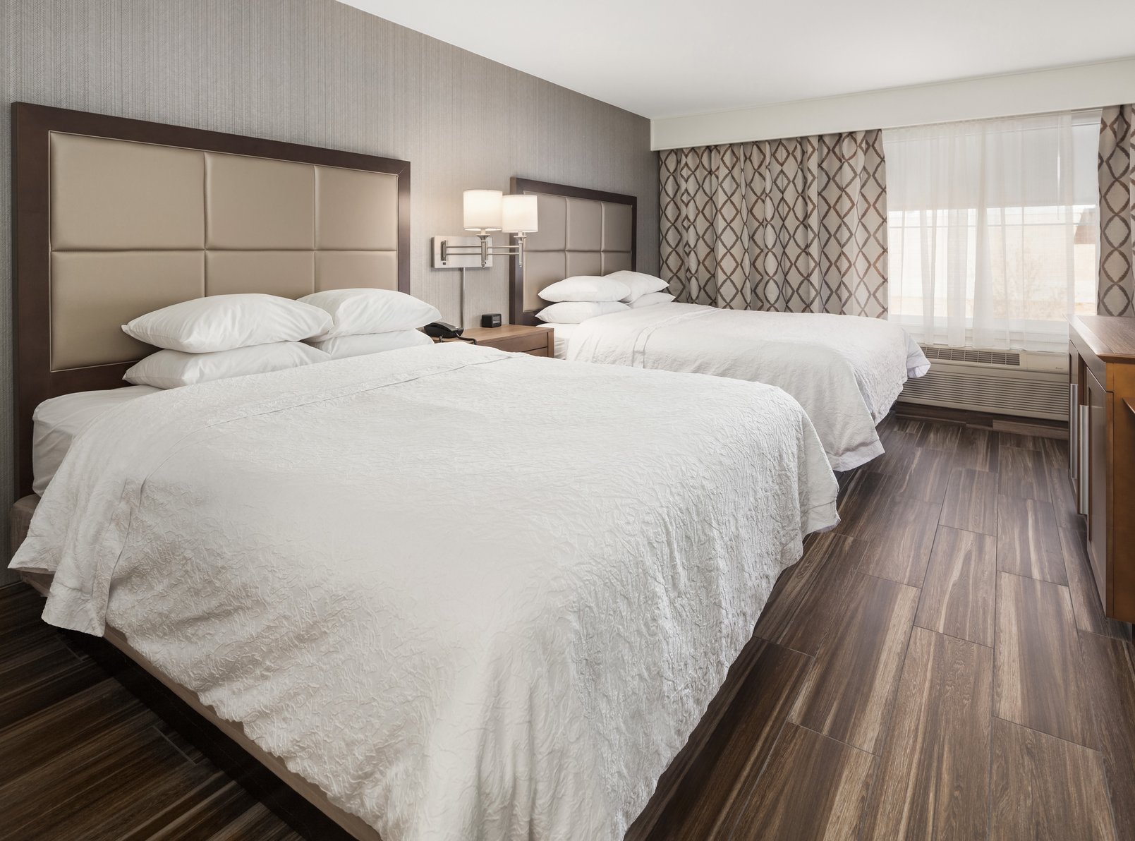 Hampton Inn & Suites Seattle North Lynnwood Room Type - 2 QNS MOB HEAR ACC RI-SHW