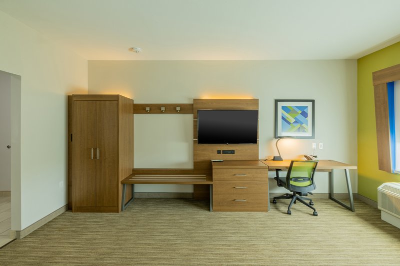 Holiday Inn Express and Suites Lindale – Tyler