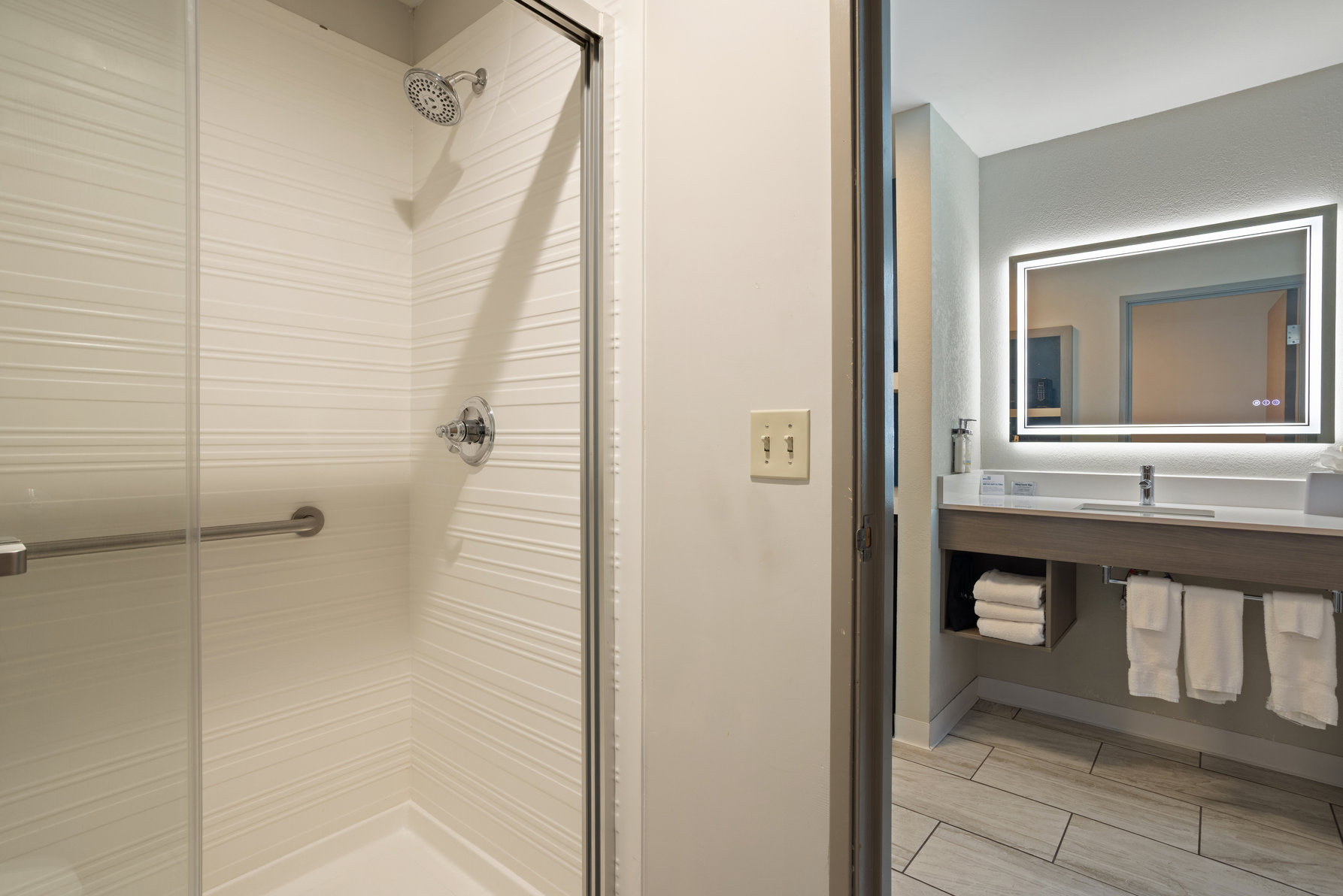 Holiday Inn Express Hotel & Suites Torrington Room Type - 1 King Bed Standard Comm Accessible