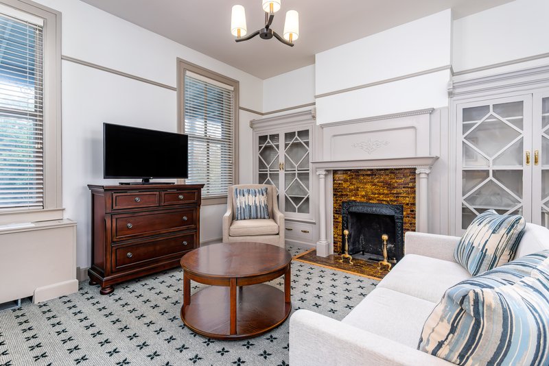 2 BEDROOM 2 BEDS KITCHENETTE SUITE