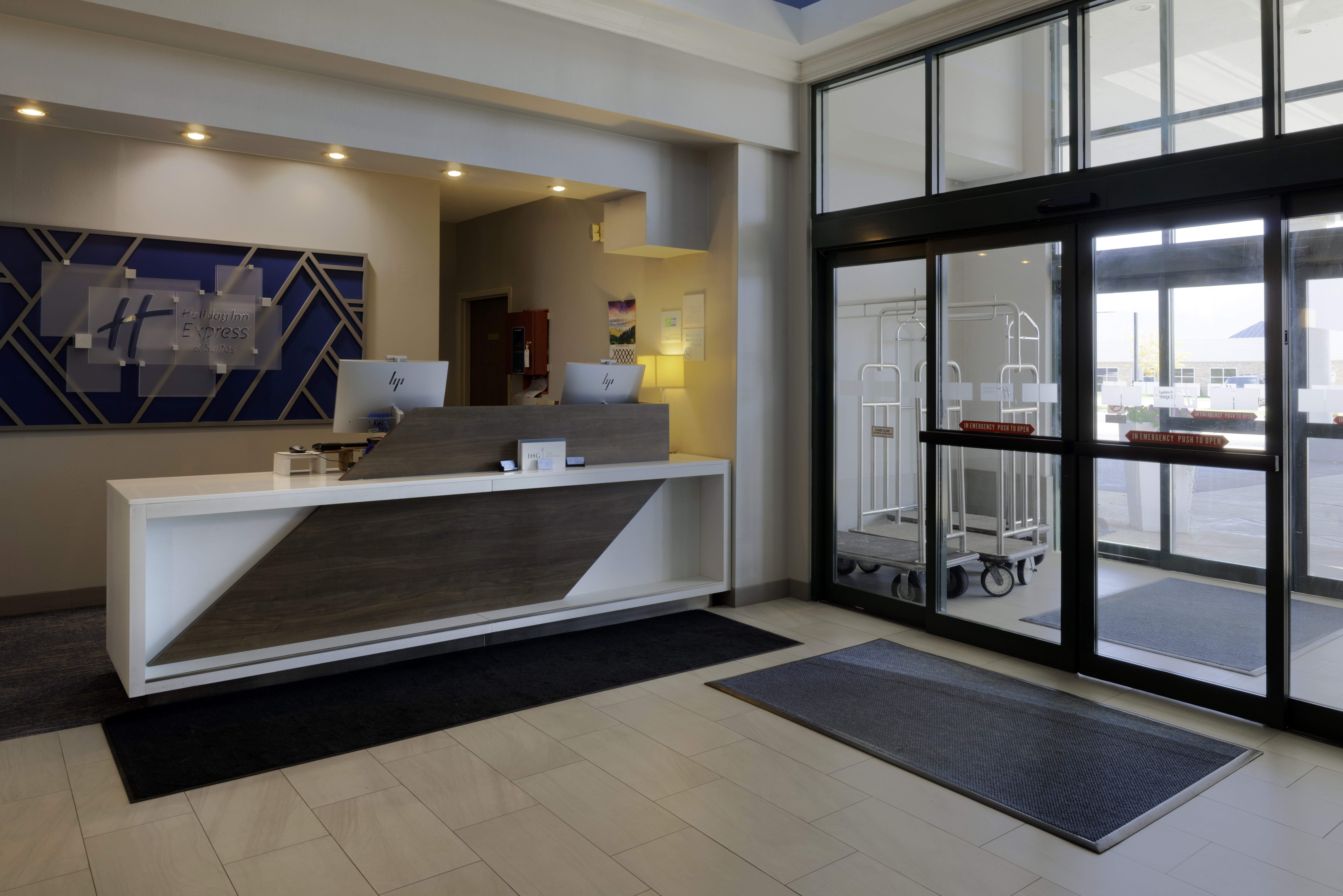 Holiday Inn Express Hotel & Suites