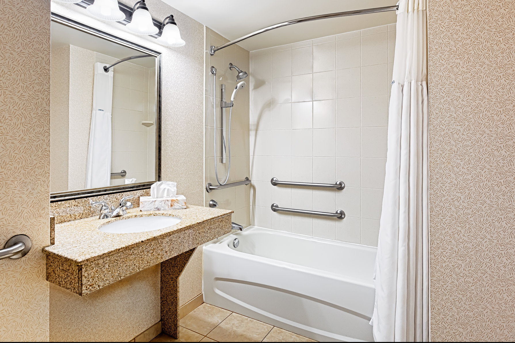 LEXINGTON EXPO HOTEL by IHG Room Type - 1 Queen Suite Communications Mobility Accessible Tub