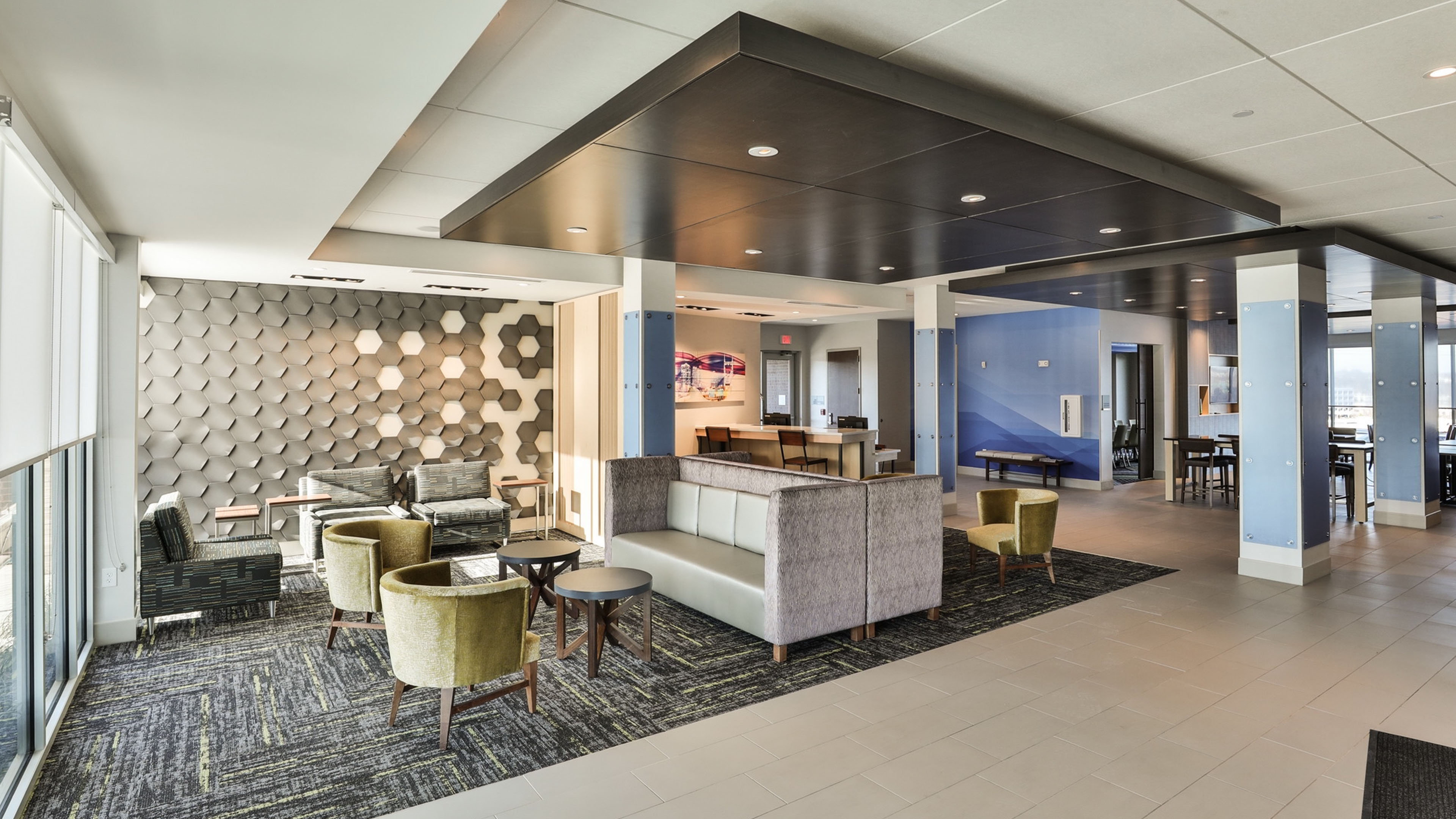 Holiday Inn Express & Suites MetroCenter