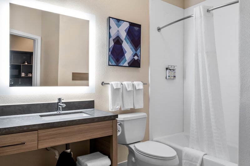 CANDLEWOOD SUITES VICTORIA