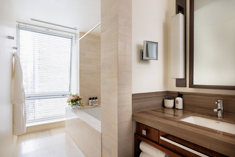 Superior City View Room Bathroom