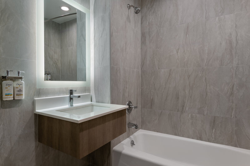 Holiday Inn Express and Suites Bronx – Zoo Area