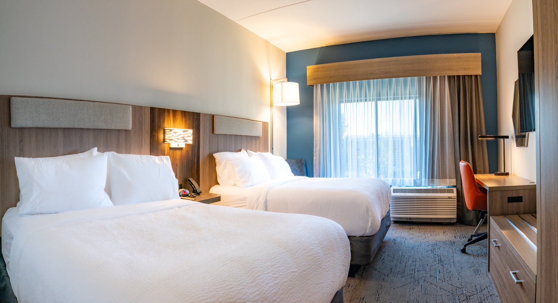 Holiday Inn Express & Suites MURFREESBORO WEST Room Type - 2 Queen Suite Mobility Accessible Tub
