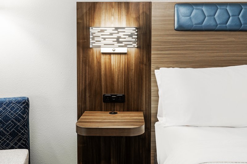 HOLIDAY INN EXP BREAUX BRIDGE