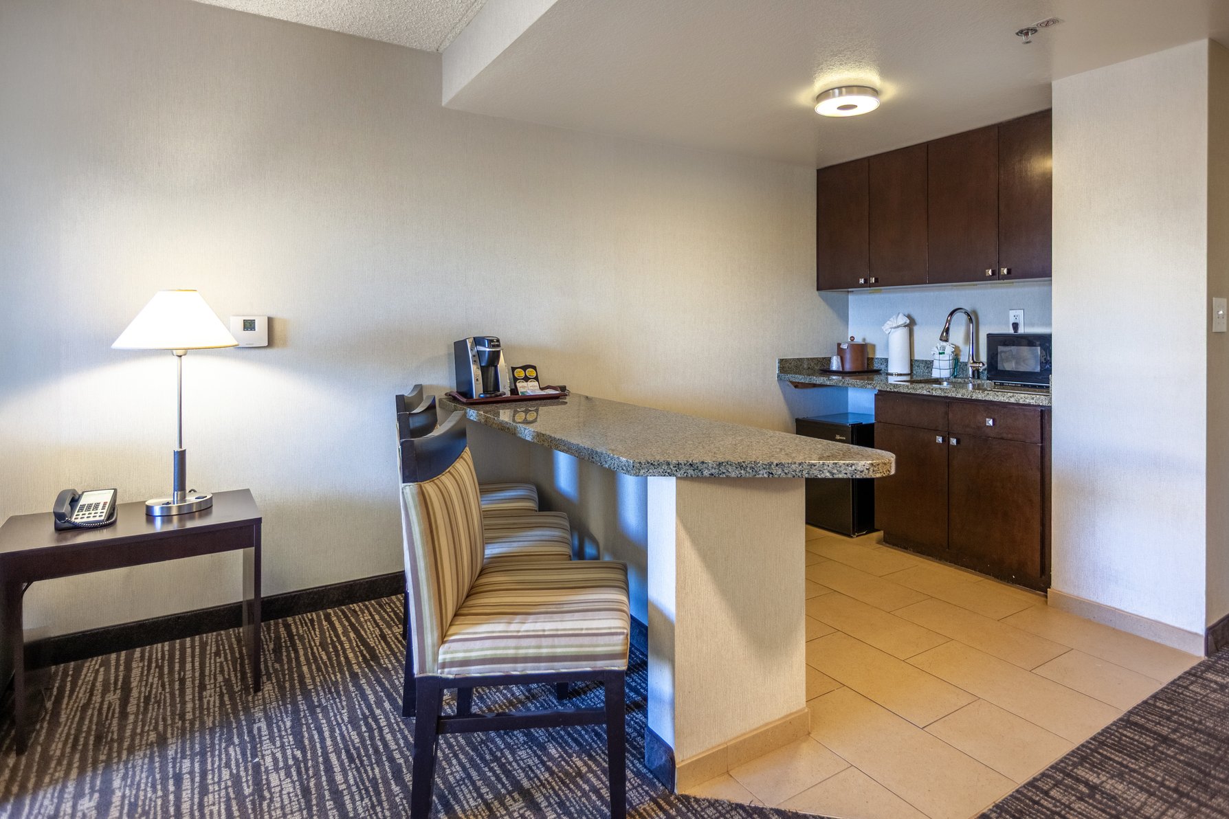 Holiday Inn Scottsdale North- Airpark Room Type - 1 King 1 Bdrm Ste Mobil Access Roll Shwr