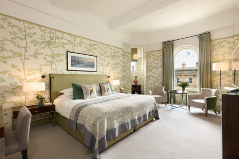 RFH The Balmoral - Deluxe Old Town View Room