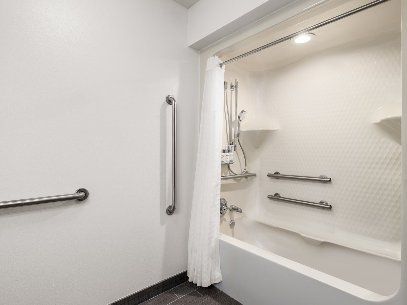 HOTEL VICTORIA by IHG Room Type - 1 King Standard Communications Mobility Accessible Tub
