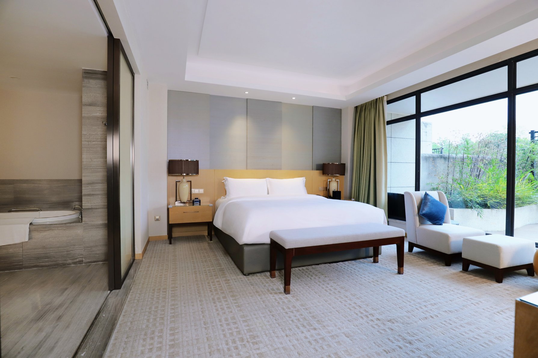 InterContinental Hotels HEILONG LAKE Room Type - 1 Bedroom Suite Garden View Balcony
