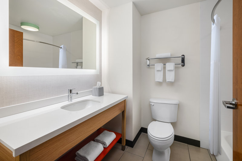 HOLIDAY INN EXP STES BROOKINGS